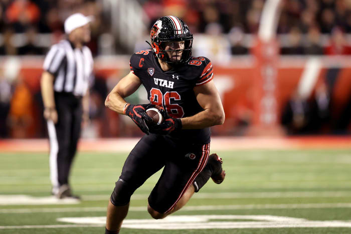 Utah Utes tight end Dalton Kincaid (86) runs after a catch against the USC Trojans in the second half at Rice-Eccles Stadium.